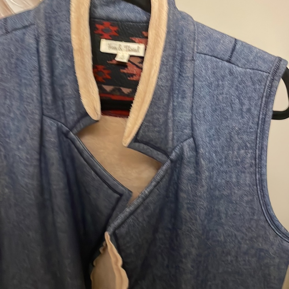 Hem &Thread vest - Picture 5 of 6